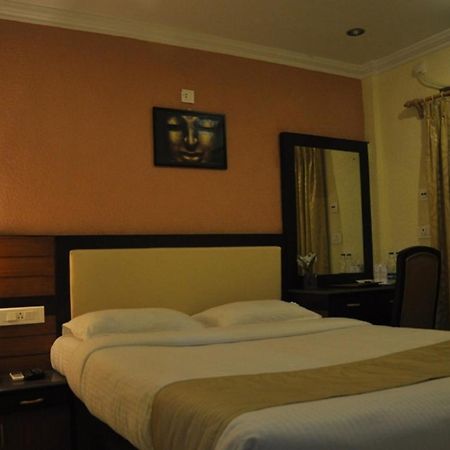 Moments Hotel Kolkata Exterior photo