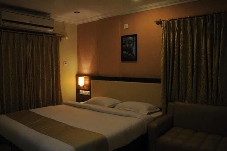 Moments Hotel Kolkata Exterior photo