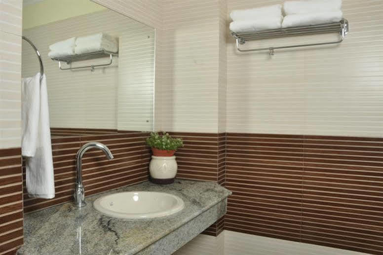 Moments Hotel Kolkata Exterior photo