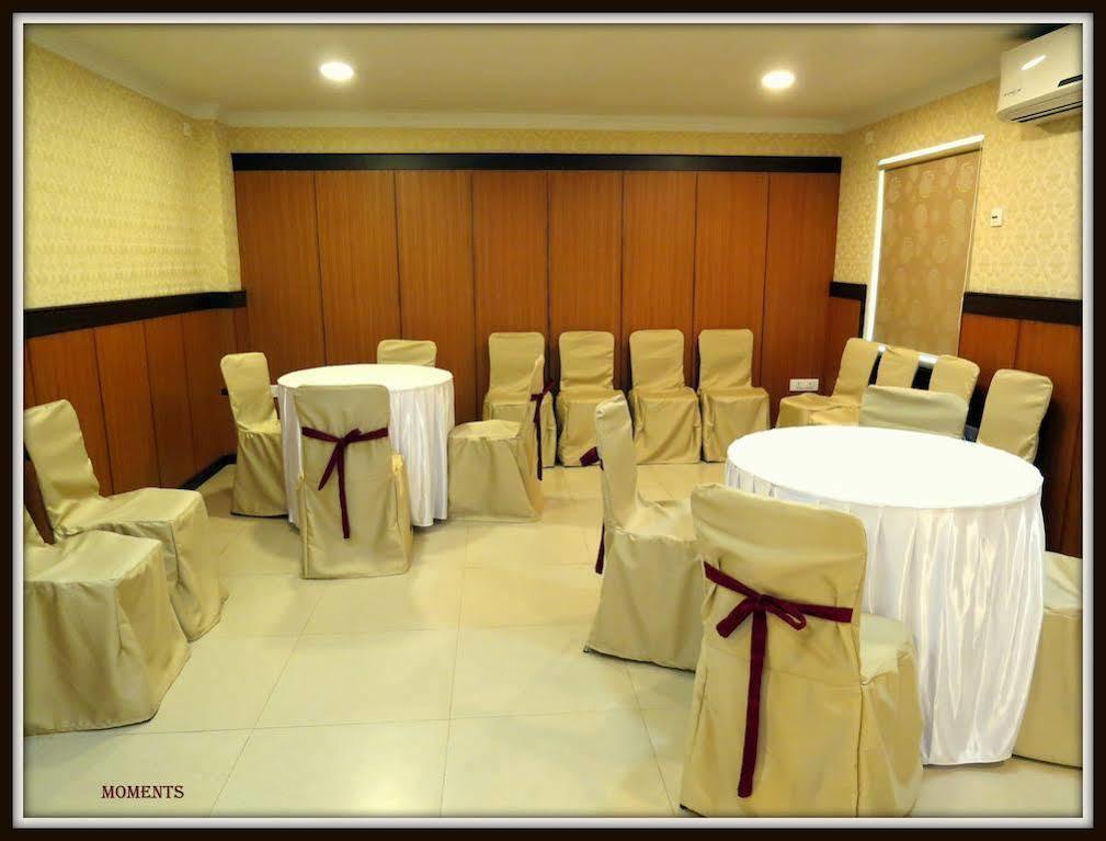 Moments Hotel Kolkata Exterior photo