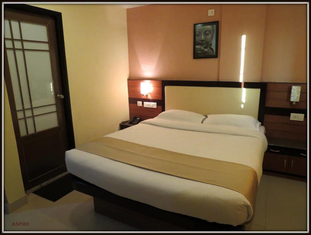 Moments Hotel Kolkata Exterior photo